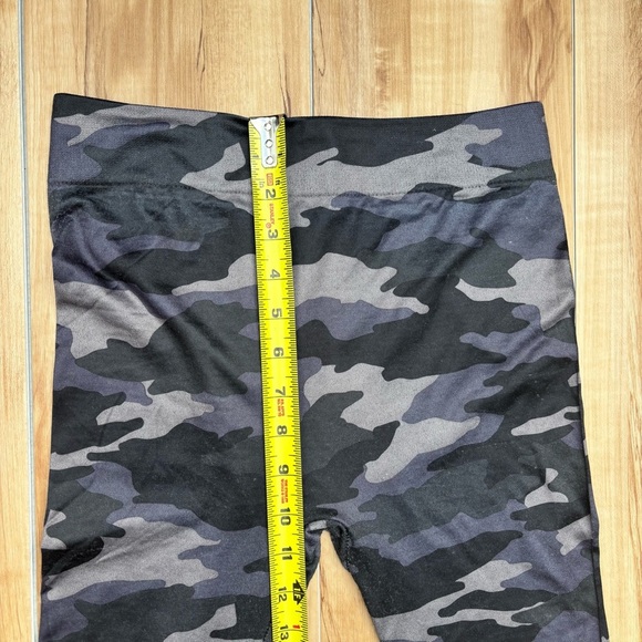 Ready To Go Black and Gray Camouflage Leggings Size S/M - Picture 4 of 6